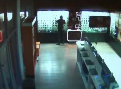 Momentul in care un barbat FURA 11 telefoane dintr-un magazin! Avea si o tanara complice Momentul in care un barbat FURA 11 telefoane dintr-un magazin! Avea si o tanara complice