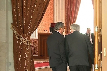 VIDEO. Ca niste copii in Parlament. De ce i-a facut ASTA Diacov lui Plahotniuc VIDEO. Ca niste copii in Parlament. De ce i-a facut ASTA Diacov lui Plahotniuc