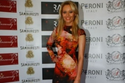 Au ales-o drept cea mai sexy femeie din Romania. Cum a fost surprinsa Laura Cosoi cu iubitul la petrecere Au ales-o drept cea mai sexy femeie din Romania. Cum a fost surprinsa Laura Cosoi cu iubitul la petrecere