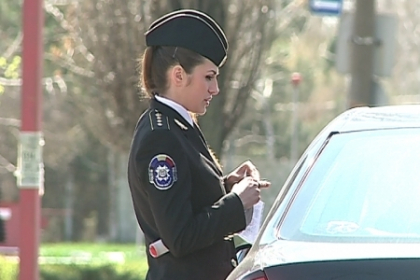 Nu stie sa conduca si nici sa regleze circulatia! Cunoaste-o pe una dintre putinele femei-agenti rutieri Nu stie sa conduca si nici sa regleze circulatia! Cunoaste-o pe una dintre putinele femei-agenti rutieri