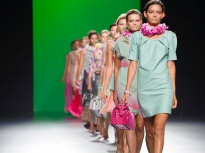 Era sa isi rupa picioarele pe catwalk. Un model a cazut jos pe podium in fata fotografilor - VIDEO Era sa isi rupa picioarele pe catwalk. Un model a cazut jos pe podium in fata fotografilor - VIDEO