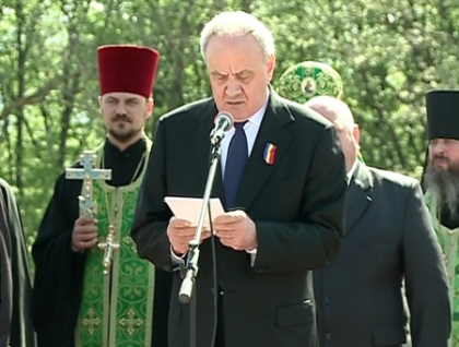Nicolae Timofti, intampinat cu paine si sare la Balanesti. Presedintele a facut si o baie de multime