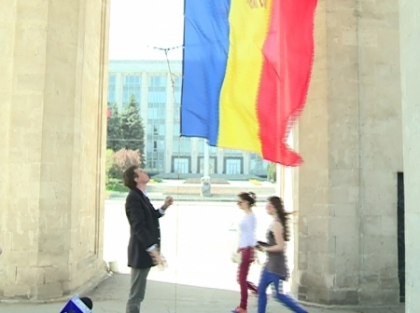 Si Primaria a arborat un tricolor: Ne-am inspirat de la capitalele europene. Cum au reactionat trecatorii