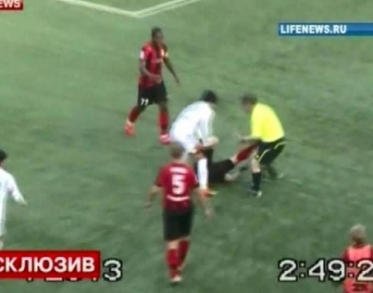 Scene incredibile in timpul unui meci din Campionatul Rusiei! Un fotbalist, luat la pumni de arbitru Scene incredibile in timpul unui meci din Campionatul Rusiei! Un fotbalist, luat la pumni de arbitru