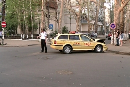 Nu i-a acordat prioritate. Un taxi a fost lovit in plin de o Honda in centrul capitalei