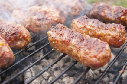 Mici, dar celebri! Vedeta gratarului de 1 Mai e disputata de multe bucatarii