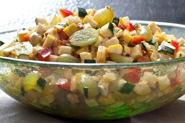 Salata marocana cu dovlecei, ardei gras si struguri Salata marocana cu dovlecei, ardei gras si struguri