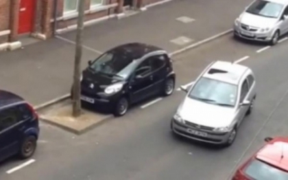 O femeie din Irlanda de Nord s-a chinuit jumatate de ora sa parcheze lateral. VIDEO