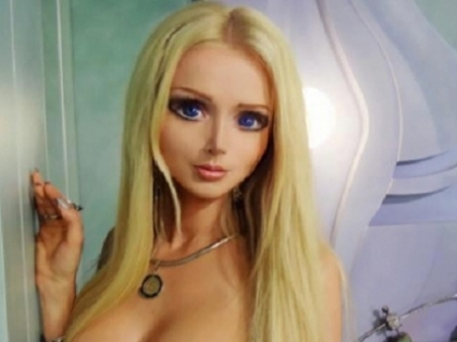 Bust proeminent si talie exagerat de subtire. Cum iti pare corpul Femeii-Barbie, care innebuneste barbatii? - FOTO Bust proeminent si talie exagerat de subtire. Cum iti pare corpul Femeii-Barbie, care innebuneste barbatii? - FOTO