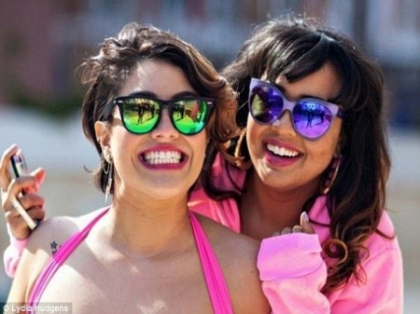 Si grasutele pot fi sexy! O bloggerita supraponderala a lansat o colectie de costume de baie si s-a POZAT in ele