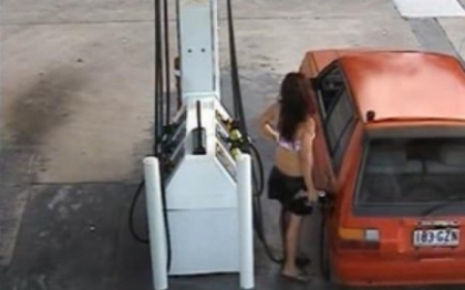 O femeie in sutien alimenteaza masina cu benzina. Ce se intampla dupa ce face plinul. VIDEO