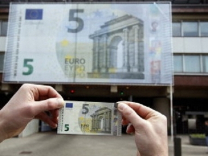 Europa a schimbat banii. Noile bancnote de 5 euro au intrat de ieri in circulatie Europa a schimbat banii. Noile bancnote de 5 euro au intrat de ieri in circulatie