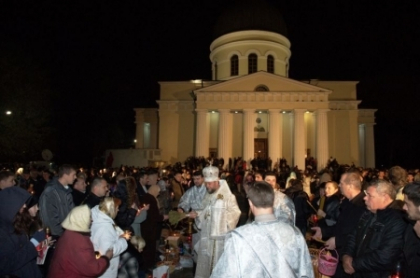 La noapte Biserica isi schimba vesmintele din negru in alb