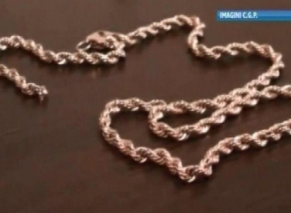 Jefuia doar femeile cu copii! Un hot prins dupa ce a furat un lantisor de aur. Cum si-a motivat fapta