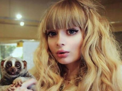 A mostenit frumusetea de la mama ei. Cum arata cea mai reusita femeie Barbie din lume - FOTO A mostenit frumusetea de la mama ei. Cum arata cea mai reusita femeie Barbie din lume - FOTO