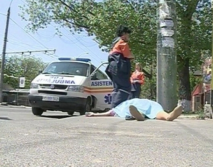 Si-a gasit sfarsitul in strada. Martori: Ambulanta a venit tarziu, femeia putea fi salvata!