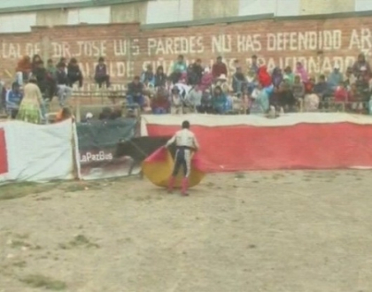 Au provocat taurii, pentru a distra spectatorii. Distractie periculoasa, dar cu umor in Bolivia