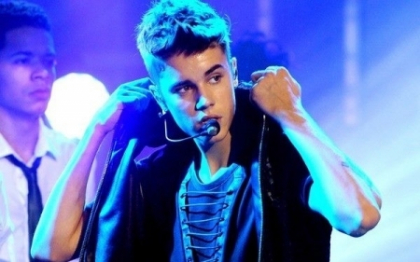 Atacat pe scena chiar in timpul concertului! Ce a patit Justin Bieber in Dubai - VIDEO
