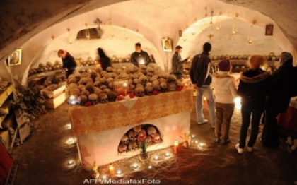 Ceremonie printre cranii. Daily Mail, despre traditia bizara de la Manastirea Pasarea din Romania Ceremonie printre cranii. Daily Mail, despre traditia bizara de la Manastirea Pasarea din Romania