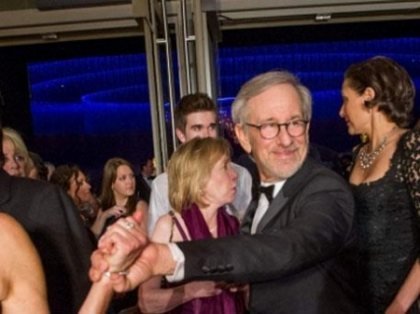 La 59 de ani, cu sase copii, arata ca la 30. Cum a fost surprinsa sotia renumitului regizor Steven Spielberg