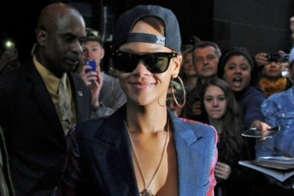 Rihanna, o noua schimbare radicala de look. Cat de frumoasa este cu parul lung si blond
