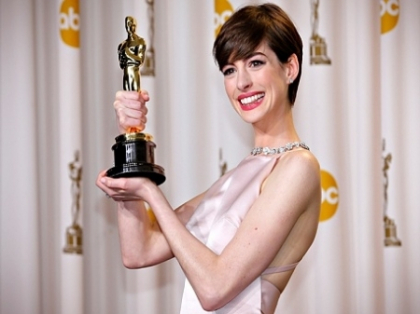 Anne Hathaway este BLONDA! Pana si Gerard Butler s-a oprit sa o felicite - FOTO