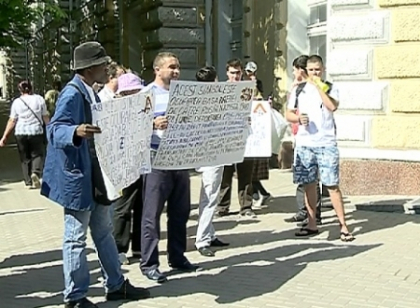 Protest in fata Primariei impotriva concertului din 9 mai. Reactia primarului