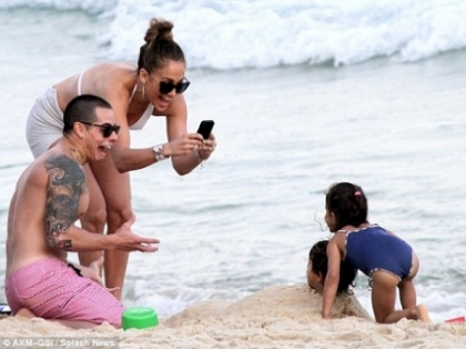 Ca doua picaturi de apa: Jennifer Lopez si soacra sa, sexy pe plajele din Florida! Ca doua picaturi de apa: Jennifer Lopez si soacra sa, sexy pe plajele din Florida!