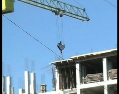 Are autorizatie pentru a construi un bloc, insa a ridicat ilegal inca doua alaturi. Locatarii, infuriati Are autorizatie pentru a construi un bloc, insa a ridicat ilegal inca doua alaturi. Locatarii, infuriati