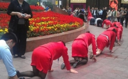 Angajatii unei firme din China, umiliti public in strada pentru a se obisnui cu stresul la munca Angajatii unei firme din China, umiliti public in strada pentru a se obisnui cu stresul la munca
