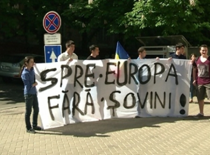 Protestele fata de concertul de 9 mai au continuat in fata Primariei. Ce au cerut manifestantii Protestele fata de concertul de 9 mai au continuat in fata Primariei. Ce au cerut manifestantii