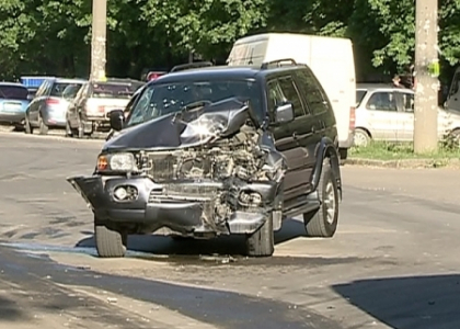 5 raniti dupa ce un microbuz de ruta s-a ciocnit cu o masina de teren. Martori: "Soferul era beat" 5 raniti dupa ce un microbuz de ruta s-a ciocnit cu o masina de teren. Martori: "Soferul era beat"