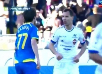 Scene de actorie intr-un meci din Cupa Rusiei! Ce a facut un fotbalist e de rasul lumii Scene de actorie intr-un meci din Cupa Rusiei! Ce a facut un fotbalist e de rasul lumii