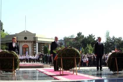 Oficialii au depus flori la Complexul memorial Eternitate! Leanca le-a multumit veteranilor in romana si rusa