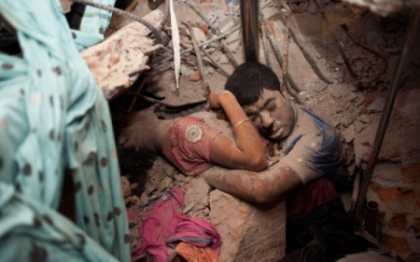 Ultima imbratisare a unui cuplu: cea mai tulburatoare fotografie a tragediei din Bangladesh