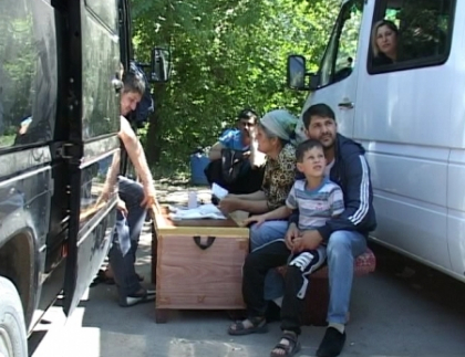 De o saptamana traiesc in parcare. Cum au ajuns romii sa-si duca zilele in fata spitalului din Balti De o saptamana traiesc in parcare. Cum au ajuns romii sa-si duca zilele in fata spitalului din Balti