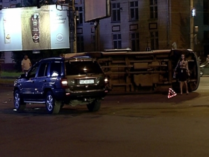 Un microbuz cu pasageri s-a RASTURNAT in sectorul Buiucani! Trei oameni, la spital. VIDEO Un microbuz cu pasageri s-a RASTURNAT in sectorul Buiucani! Trei oameni, la spital. VIDEO