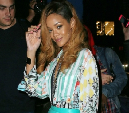 Cu camasa descheiata pana la buric! Uite cum s-a afisat Rihanna la cina intr-un restaurant - FOTO Cu camasa descheiata pana la buric! Uite cum s-a afisat Rihanna la cina intr-un restaurant - FOTO