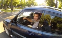 Conflict in trafic, intre un motociclist si soferul unui SUV. "Daca ma dai jos, eu mor". VIDEO