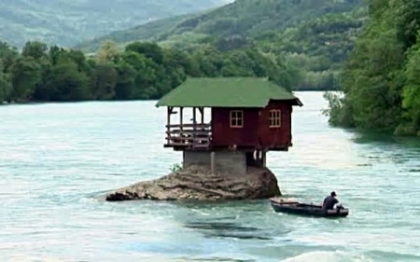 Asa arata "casa visurilor sale". Un barbat din Serbia si-a construit locuinta in mijlocul unui rau