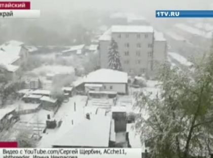 Fenomen rar in Rusia. Dupa temperaturi de plus 30 de grade Celsius, ninge ca in toiul iernii