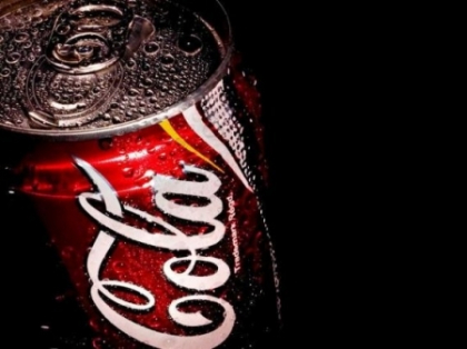Pentru prima data in istorie, Coca-Cola schimba culoarea cutiilor rosii. FOTO Pentru prima data in istorie, Coca-Cola schimba culoarea cutiilor rosii. FOTO
