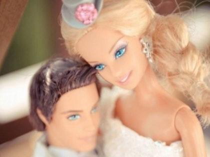 Barbatul Barbie. Un american si-a transformat casa intr-un templu dedicat celebrei papusi - VIDEO Barbatul Barbie. Un american si-a transformat casa intr-un templu dedicat celebrei papusi - VIDEO