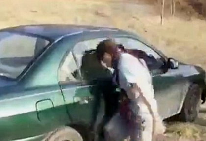 Stupid, putin spus! Ce patesti daca incerci sa spargi geamul unei masini cu capul. VIDEO dureros