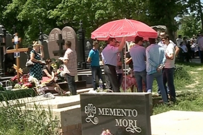 Sub umbrele, cu pizza si fructe. Cum si-au pomenit mortii oamenii veniti la cimitirul Sf. Lazar Sub umbrele, cu pizza si fructe. Cum si-au pomenit mortii oamenii veniti la cimitirul Sf. Lazar