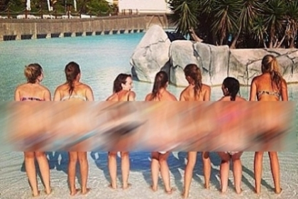 Ce-a fost in capul lor? Sase fete si o vedeta si-au fotografiat fundurile nebronzate - FOTO