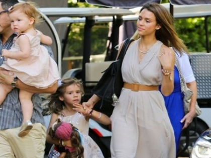Este fermecatoare! Vezi cum arata mama Jessicai Alba, de la care a mostenit fizicul de invidiat - FOTO Este fermecatoare! Vezi cum arata mama Jessicai Alba, de la care a mostenit fizicul de invidiat - FOTO