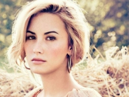 Picioarele ei arata ca ale unei femei de 50 de ani! Cum s-a afisat Demi Lovato, la plaja - FOTO