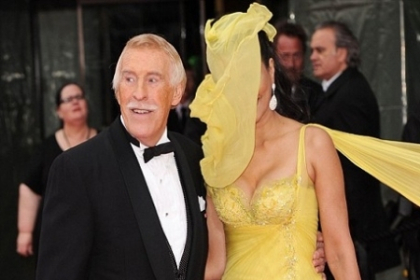 Cu greu isi tineau rochiile din cauza vantului! Imagini amuzante de la Gala Premiilor TV Bafta - FOTO
