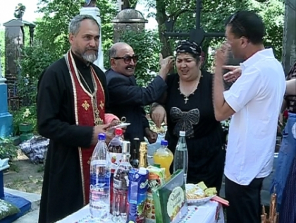 Ca la ei, la nimeni. Romii din Soroca s-au certat chiar langa morminte. Vezi cum si-au pomenit mortii
